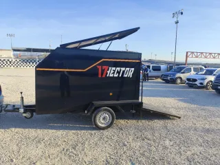 Remolque negro con rampa