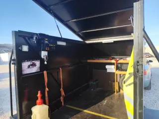 Remolque negro con rampa