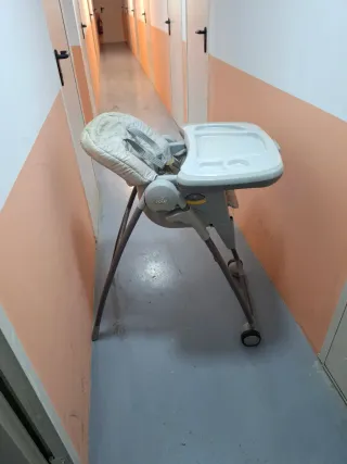 Trona de bebé gris y beige