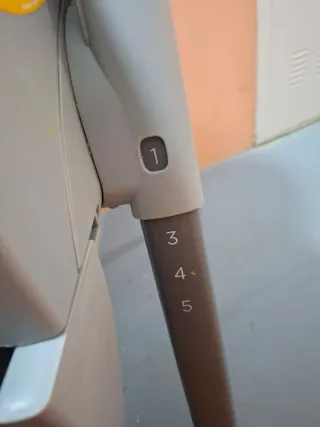 Trona de bebé gris y beige