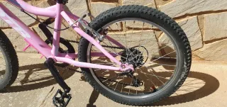 Bicicleta infantil rosa casi nueva