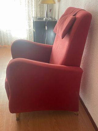 Sillón de tela rojo