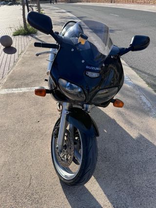 Suzuki SV 650 Negra y Plateada