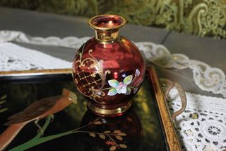 Set da toeletta vintage con vassoio, profumi e spazzole