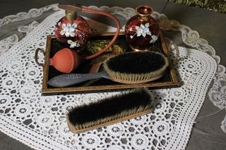Set da toeletta vintage con vassoio, profumi e spazzole