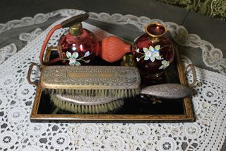 Set da toeletta vintage con vassoio, profumi e spazzole