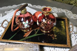 Set da toeletta vintage con vassoio, profumi e spazzole