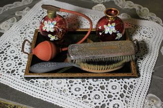 Set da toeletta vintage con vassoio, profumi e spazzole
