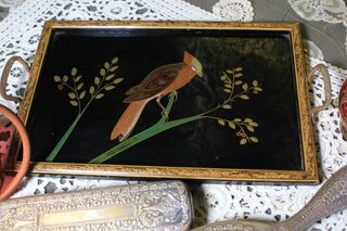 Set da toeletta vintage con vassoio, profumi e spazzole