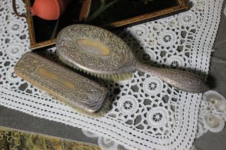 Set da toeletta vintage con vassoio, profumi e spazzole