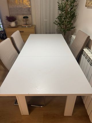 Mesa extensible blanca de madera