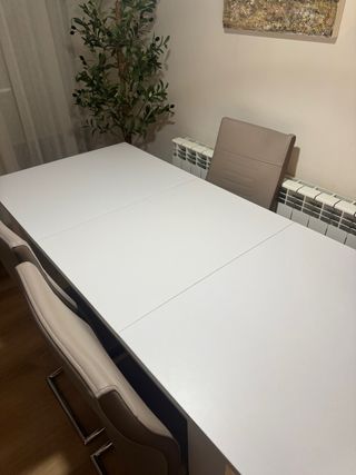 Mesa extensible blanca de madera