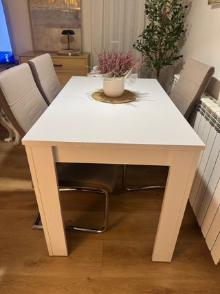 Mesa extensible blanca de madera