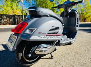 Vespa GTS 300 75 Aniversario Gris