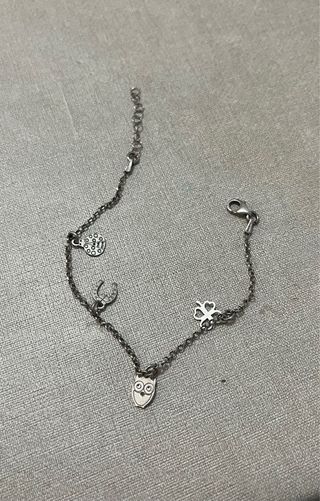 Pulsera plata con charms