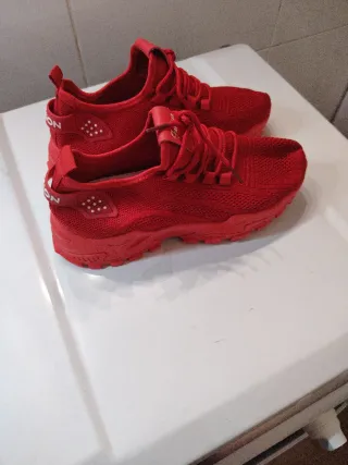Zapatillas deportivas rojas
