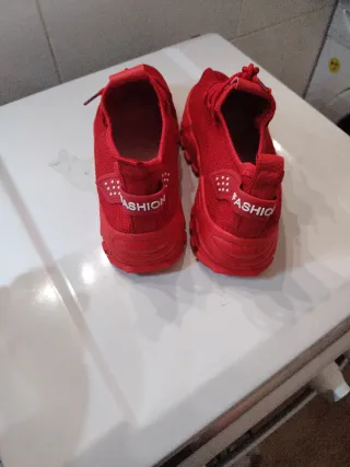 Zapatillas deportivas rojas