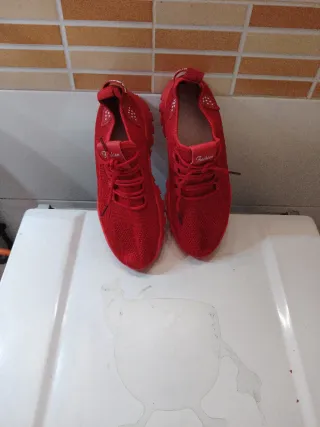 Zapatillas deportivas rojas