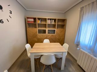 Mesa de comedor de madera y cristal