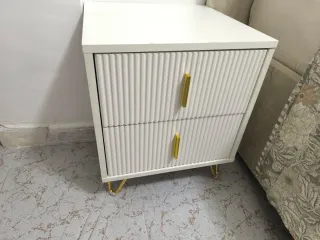 Mesitas de noche blancas con patas doradas