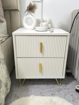 Mesitas de noche blancas con patas doradas