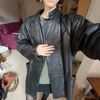 Cazadora de cuero negra y verde