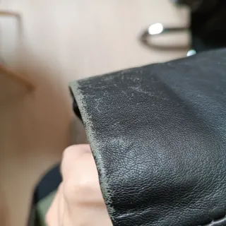 Cazadora de cuero negra y verde