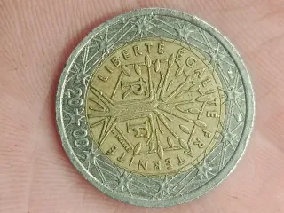 Moneda 2 Euros. Fallo de estampación en la F.