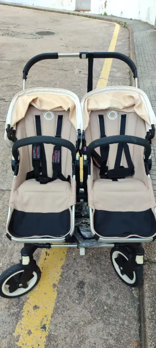 Cochecito gemelar o hermanos doble Bugaboo Donkey.