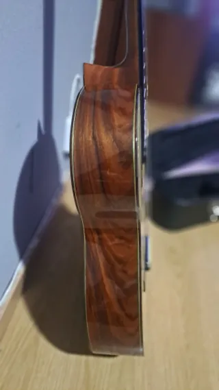 Guitarra flamenca casi sin usar