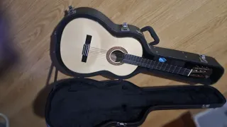 Guitarra flamenca casi sin usar