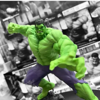 Figura Marvel Hulk Luminasta SEGA premium