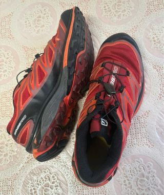Zapatillas Salomon Negras y Rojas