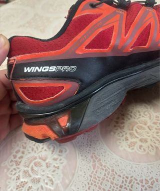 Zapatillas Salomon Negras y Rojas