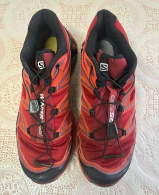 Zapatillas Salomon Negras y Rojas