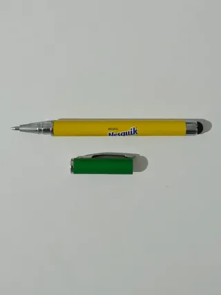 Penna Nesquik gialla con cappuccio verde