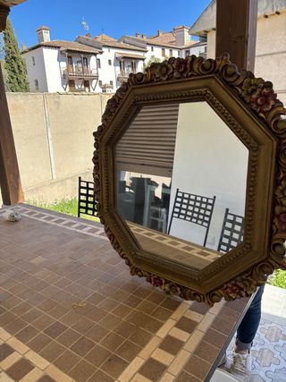 Espejo Octogonal Dorado con Flores Rojas