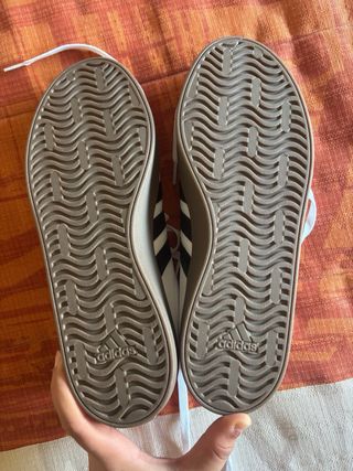 Zapatillas Adidas Blancas y Negras Nuevas