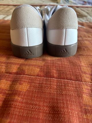 Zapatillas Adidas Blancas y Negras Nuevas