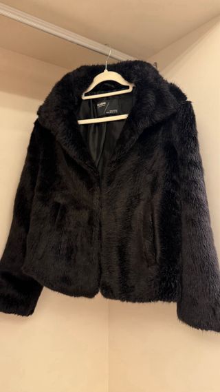 Abrigo pelo negro Pull&Bear Talla única