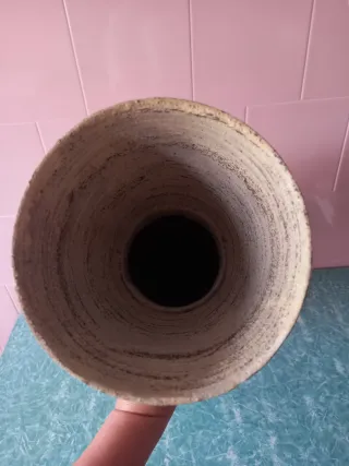 Jarrón de cerámica beige y gris