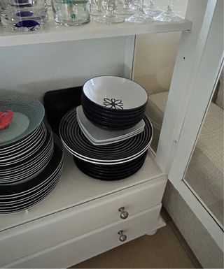 Vetrina in legno di pino, dipinta in bianco.