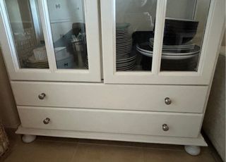 Vetrina in legno di pino, dipinta in bianco.