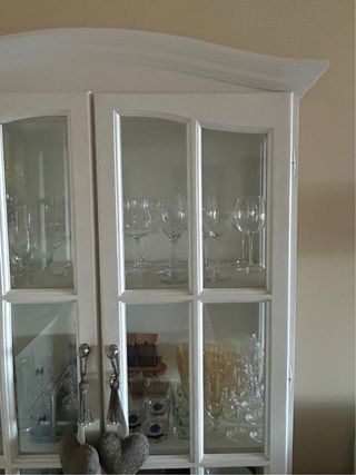 Vetrina in legno di pino, dipinta in bianco.