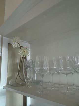 Vetrina in legno di pino, dipinta in bianco.