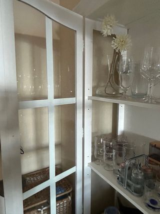 Vetrina in legno di pino, dipinta in bianco.