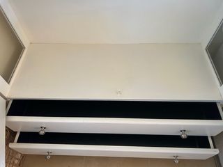 Vetrina in legno di pino, dipinta in bianco.