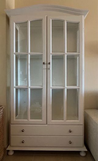 Vetrina in legno di pino, dipinta in bianco.
