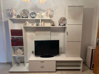 Mueble de salón blanco y beige