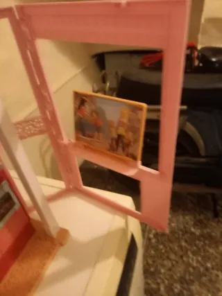 Casita de muñecas con cocina y escalera